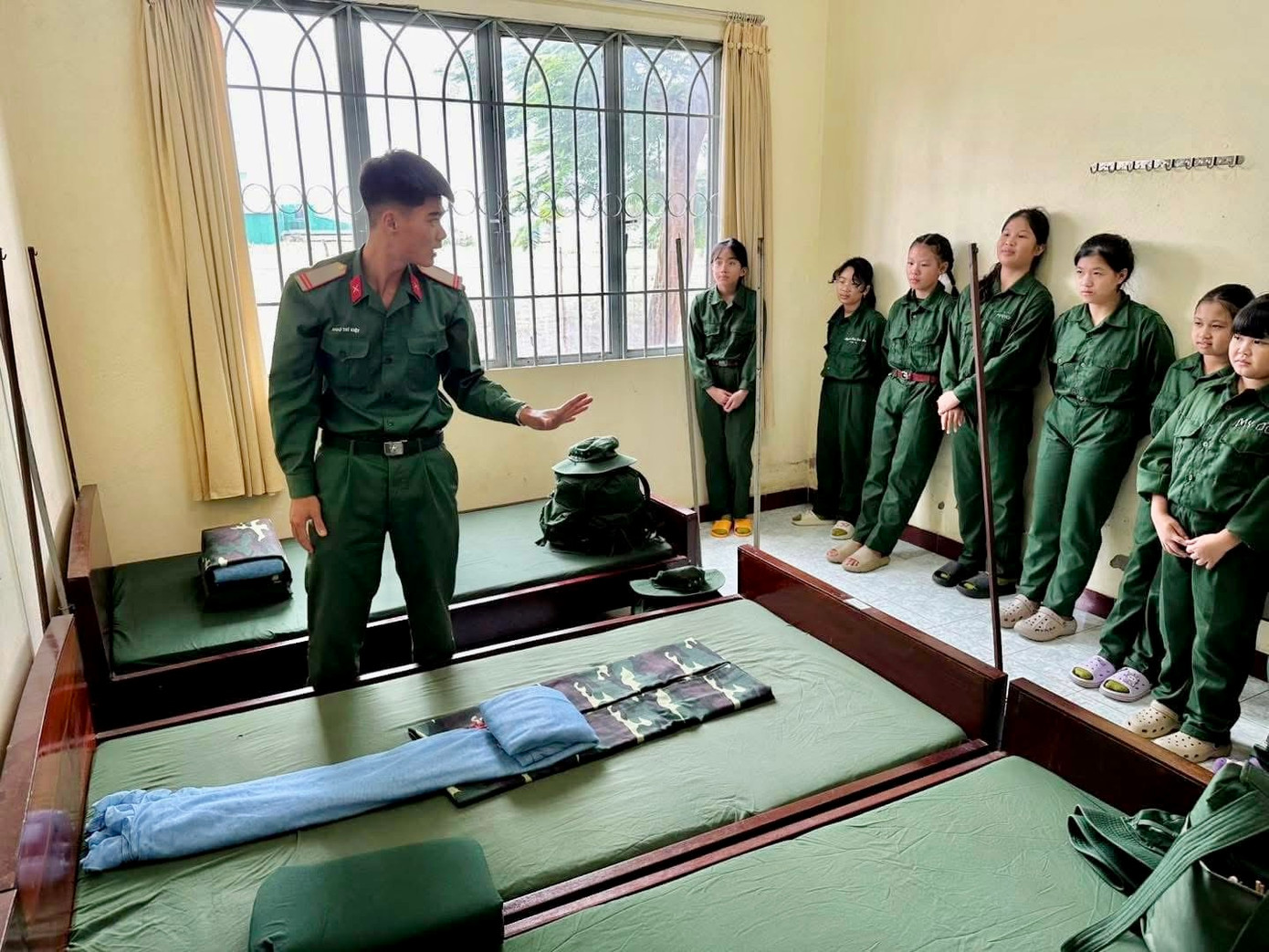 Chiến sĩ hướng dẫn thực hành tác phong quân nhân.