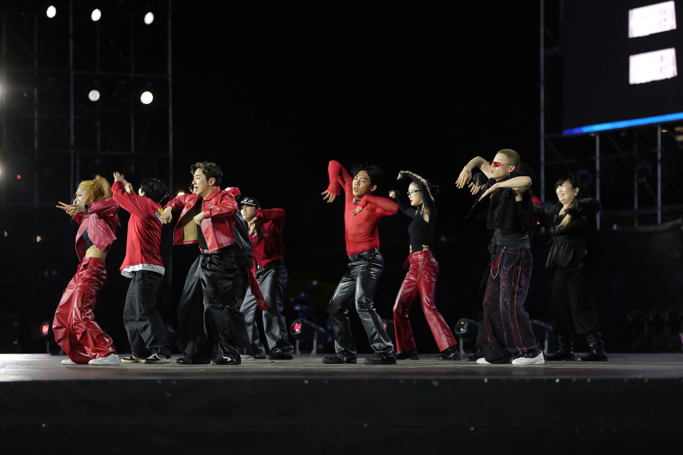 Chị Trần Diệp Mỹ Dung - Phó Bí thư Tỉnh Đoàn, Chủ tịch Hội đồng Đội tỉnh Lâm Đồng - cho biết: "Với chủ đề Into the dance verse - Chinh phục vũ trụ vũ đạo, cuộc thi đã thu hút các nhóm nhảy xuất sắc, góp mặt thi đấu tại đêm chung kết. Đặc biệt có 8 nhóm nhảy chuyên nghiệp đến từ Trung Quốc, Hàn Quốc và Việt Nam cùng tranh tài".