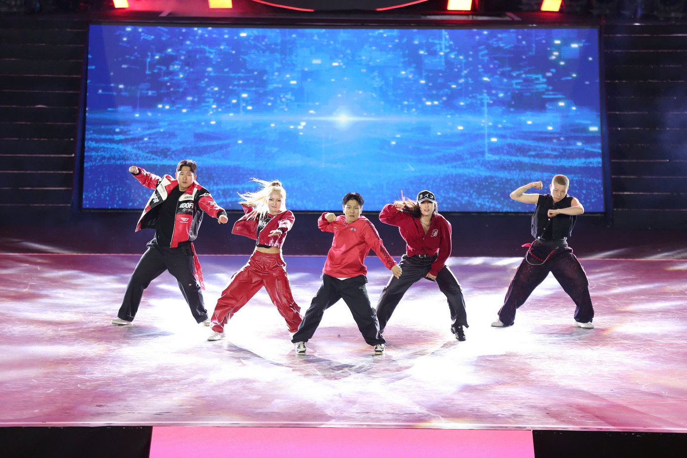 Chị Trần Diệp Mỹ Dung - Phó Bí thư Tỉnh Đoàn, Chủ tịch Hội đồng Đội tỉnh Lâm Đồng - cho biết: "Với chủ đề Into the dance verse - Chinh phục vũ trụ vũ đạo, cuộc thi đã thu hút các nhóm nhảy xuất sắc, góp mặt thi đấu tại đêm chung kết. Đặc biệt có 8 nhóm nhảy chuyên nghiệp đến từ Trung Quốc, Hàn Quốc và Việt Nam cùng tranh tài".