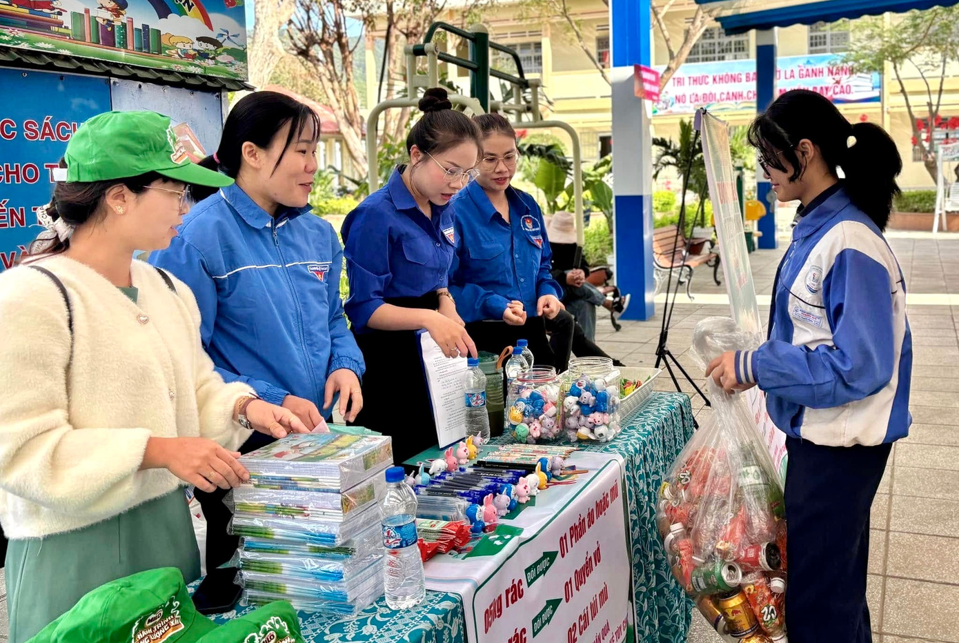 Đoàn cơ sở Lâm Đồng tổ chức hoạt động đổi rác lấy đồ dùng học tập.