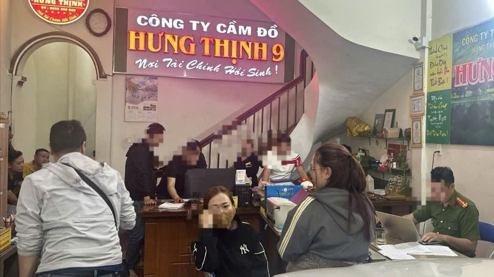 Lực lượng chức năng khám xét Công ty TNHH Dịch vụ cầm đồ Hưng Thịnh 9.