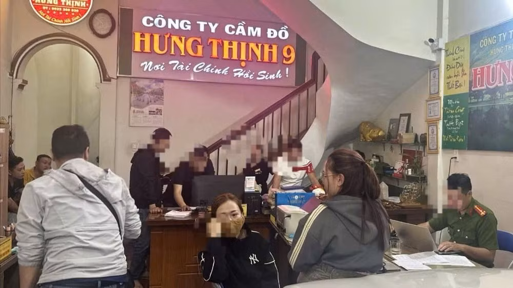 Lực lượng chức năng khám xét Công ty TNHH Dịch vụ cầm đồ Hưng Thịnh 9.