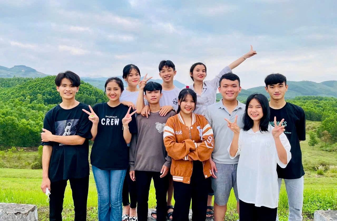 Hình ảnh đời thường của Hoa hậu Hà Trúc Linh cùng với bạn bè. Hình ảnh đời thường của Hoa hậu Hà Trúc Linh cùng với bạn bè.