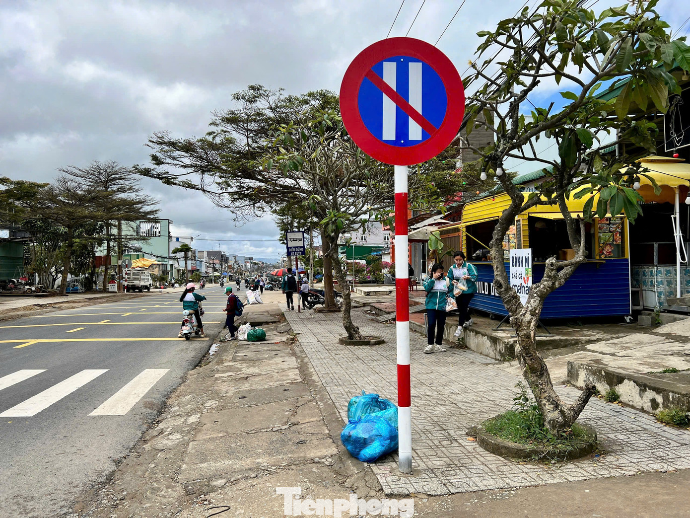 Chỉ còn 1 biển cấm đậu xe ngày chẵn đầu tuyến đường qua xã Lạc Lâm. Chỉ còn 1 biển cấm đậu xe ngày chẵn đầu tuyến đường qua xã Lạc Lâm.