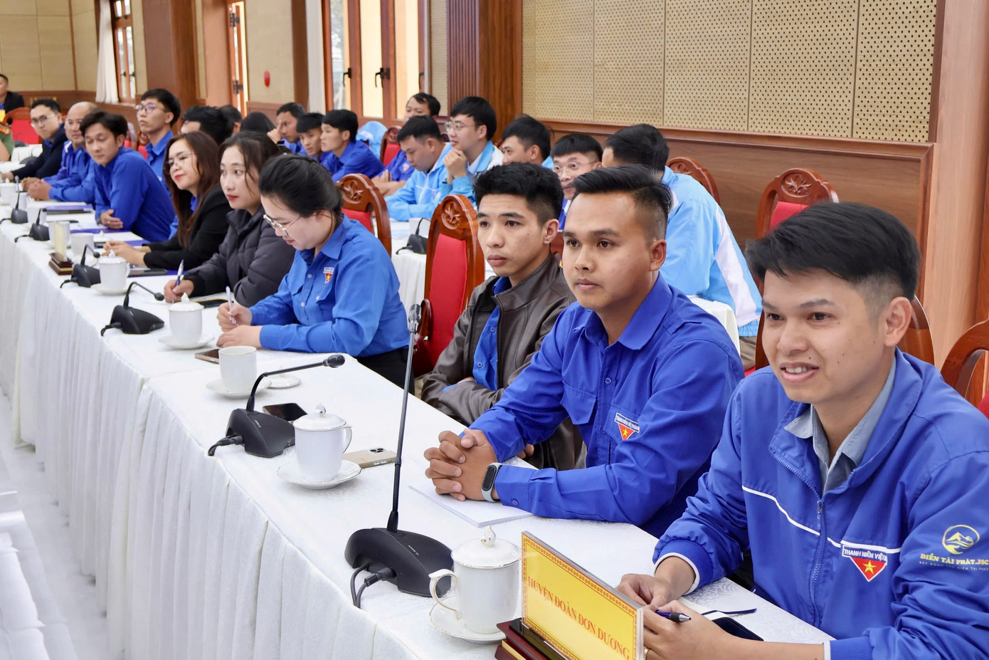 Các đại biểu tập trung lắng nghe Các đại biểu tập trung lắng nghe