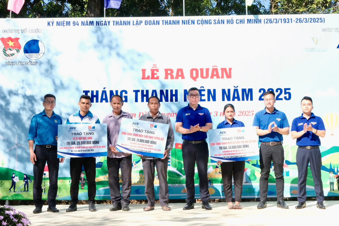 Tỉnh Đoàn Lâm Đồng cùng mạnh thường quân trao tặng nhiều món quà, công trình cho học sinh và đoàn xã. Tỉnh Đoàn Lâm Đồng cùng mạnh thường quân trao tặng nhiều món quà, công trình cho học sinh và đoàn xã.