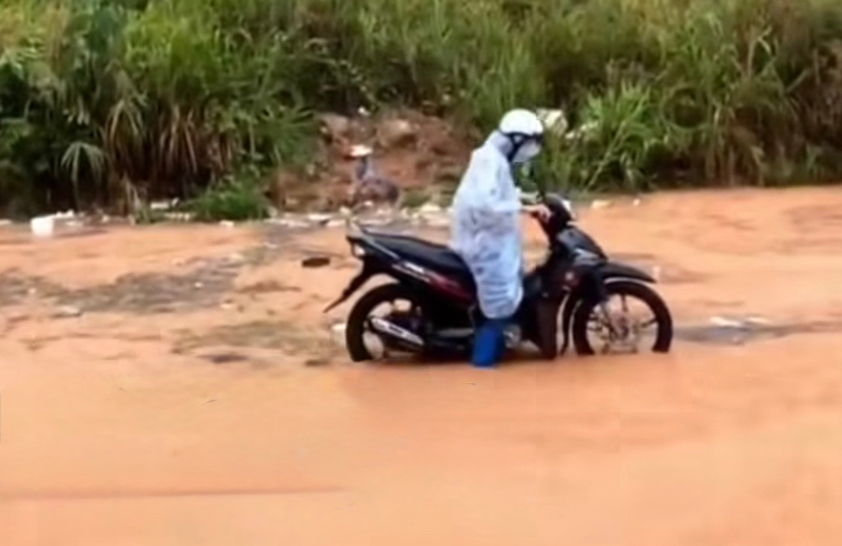 Quốc lộ 27 đoạn qua huyện Đam Rông ngập sâu sau mưa lớn chiều 23/4. Quốc lộ 27 đoạn qua huyện Đam Rông ngập sâu sau mưa lớn chiều 23/4.