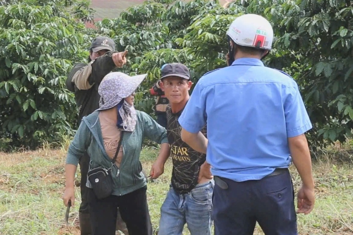 Các đối tượng đến ngăn cản, với lý do chưa được đền bù hoa màu.