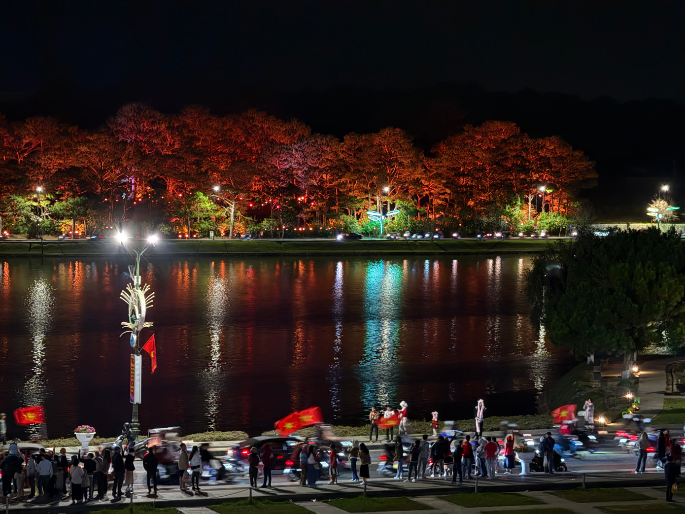 Quanh hồ Xuân Hương chật kín CĐV. Ảnh: Thái Lâm