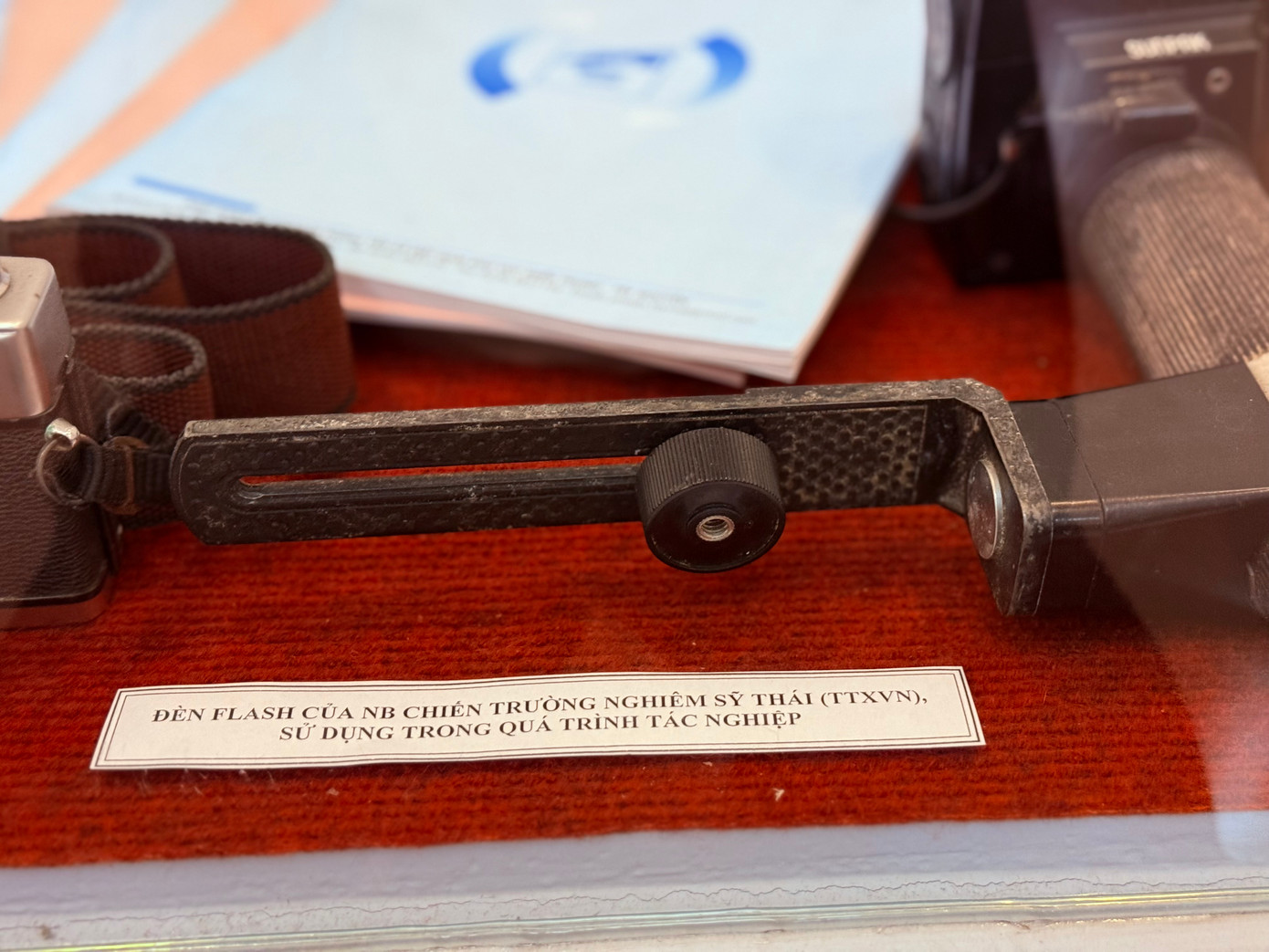 Thiết bị tác nghiệp của Nhà báo chiến trường Nghiêm Sỹ Thái (TTXVN).