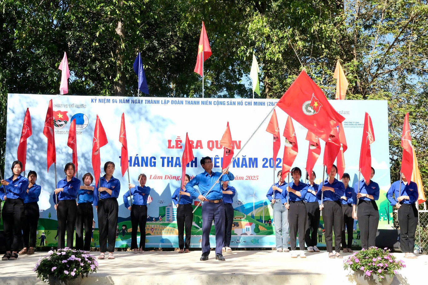 Bí thư Tỉnh Đoàn Lâm Đồng Ndu Ha Biên phất cờ phát động Tháng Thanh niên năm 2025. Bí thư Tỉnh Đoàn Lâm Đồng Ndu Ha Biên phất cờ phát động Tháng Thanh niên năm 2025.