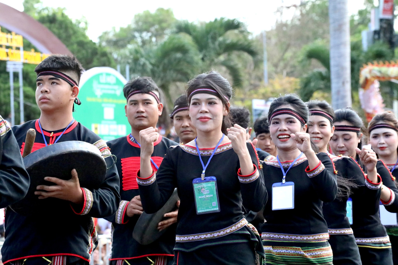 Đoàn 15 huyện, thị xã, thành phố Buôn Ma Thuột phấn khởi diễu hành qua tượng đài.