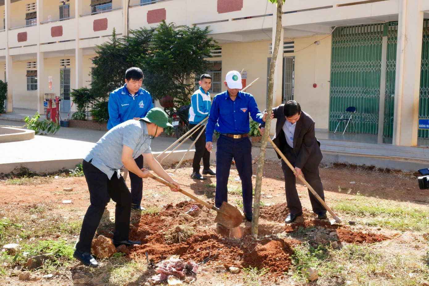 ĐVTN ra quân dọn vệ sinh và trồng cây. ĐVTN ra quân dọn vệ sinh và trồng cây.