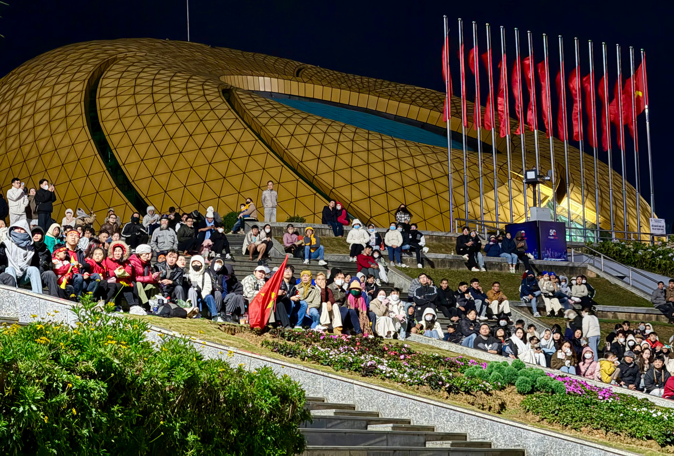 Đông đảo người dân, du khách chăm chú theo dõi trận đấu.