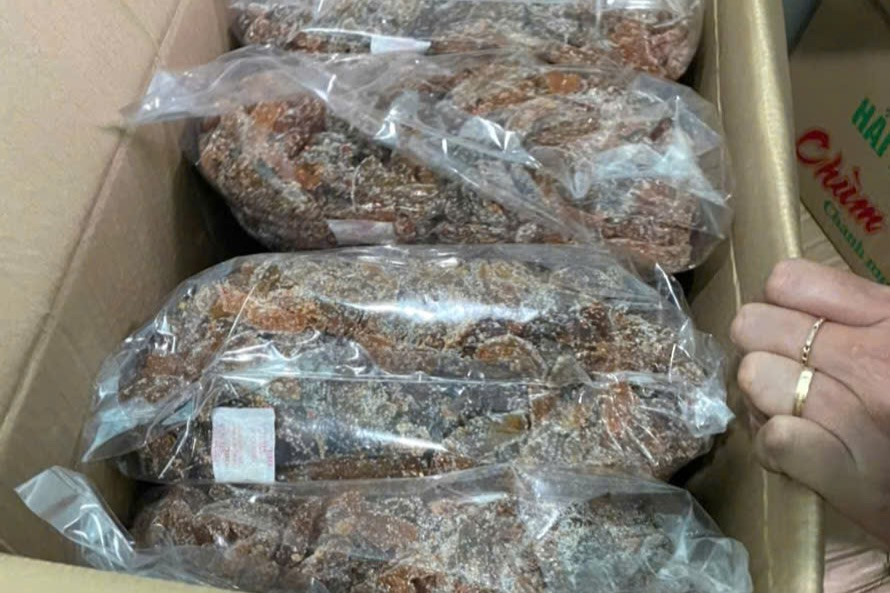 Hơn 1,6 tấn bánh kẹo không rõ xuất xứ được phát hiện tại cơ sở.