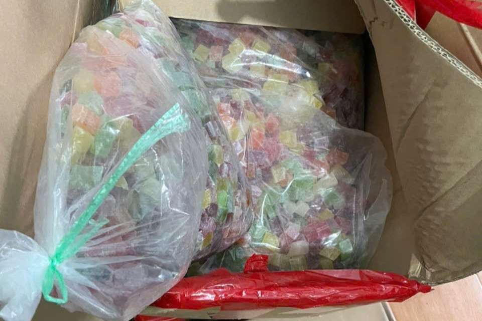 Hơn 1,6 tấn bánh kẹo không rõ xuất xứ được phát hiện tại cơ sở.