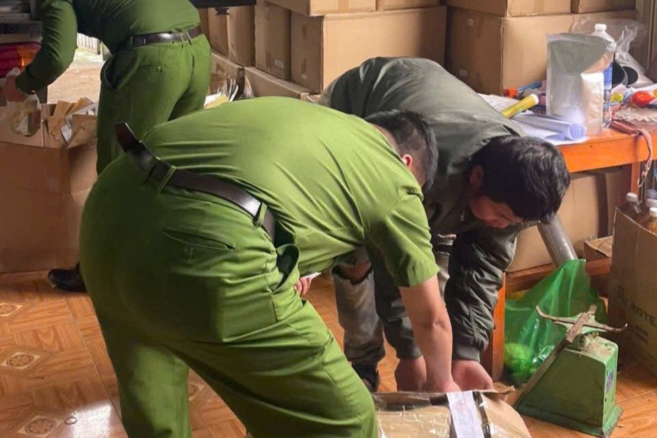 Cơ quan công an kiểm tra tại cơ sở kinh doanh.