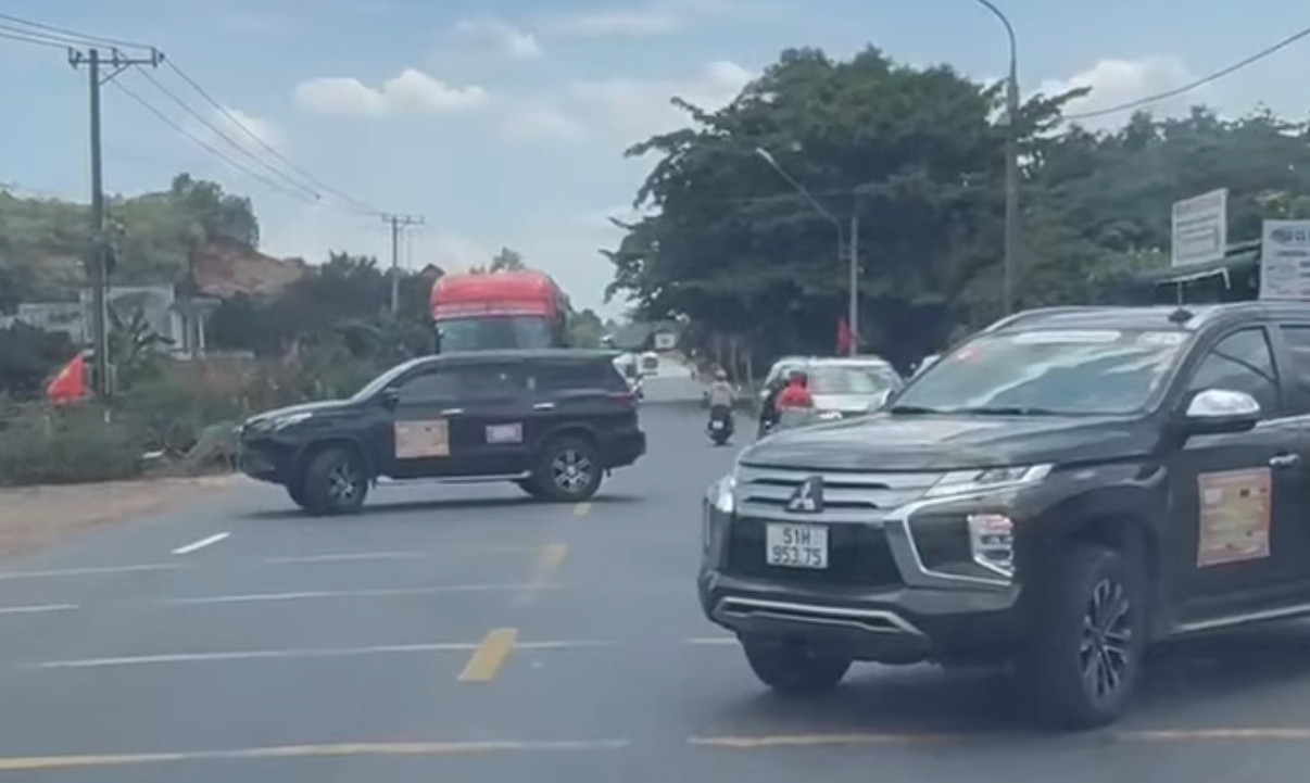 2 xe ô tô án ngữ tuyến quốc lộ, buộc các phương tiện khác phải dừng lại nhường đường. 2 xe ô tô án ngữ tuyến quốc lộ, buộc các phương tiện khác phải dừng lại nhường đường.