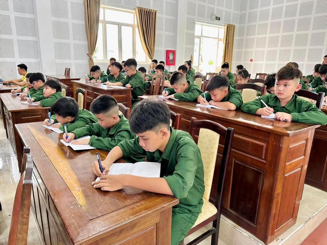 Trong 7 ngày trải nghiệm môi trường quân ngũ, các em sẽ được rèn luyện kỷ luật, kỹ năng sống, tinh thần trách nhiệm và lòng yêu nước thông qua chuỗi hoạt động huấn luyện, giáo dục và sinh hoạt tập thể.