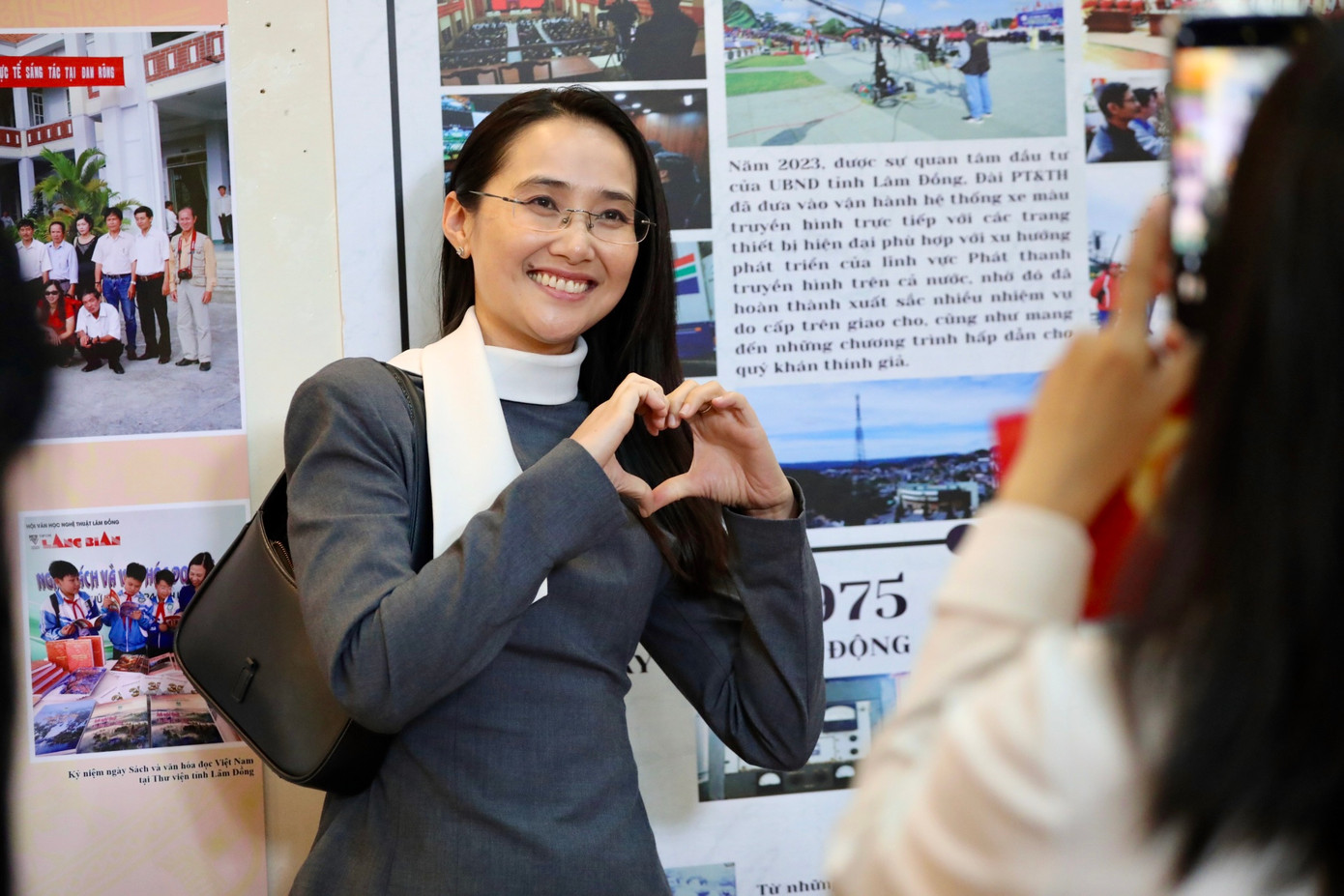 Du khách tham quan, check-in không gian trưng bày hiện vật, kỷ vật, máy móc thiết bị, phương tiện tác nghiệp của các nhà báo tại Lâm Đồng. Địa điểm trên sẽ mở cửa từ nay đến hết 18/6.