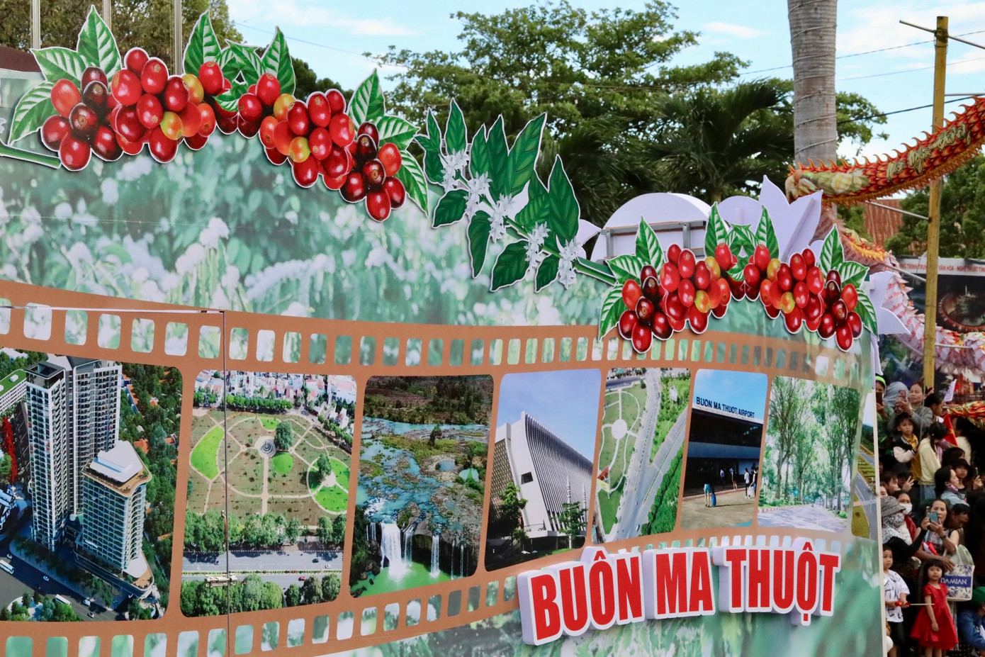 Các đoàn xe hoa lần lượt diễu hành trên đường phố Buôn Ma Thuột.