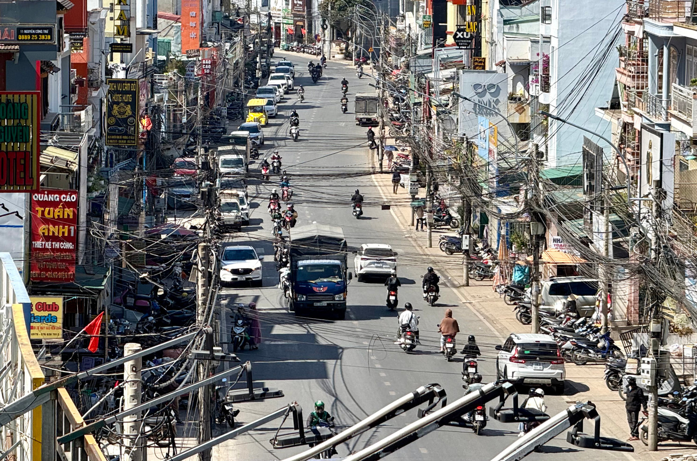 Tuy nhiên, nhiều tuyến đường trên địa bàn thành phố còn xảy ra tình trạng lấn chiếm vỉa hè, đậu đỗ xe không đúng quy định. Theo đó, mức phạt mới trong Nghị định 168 là 600.000đ/ trường hợp.
