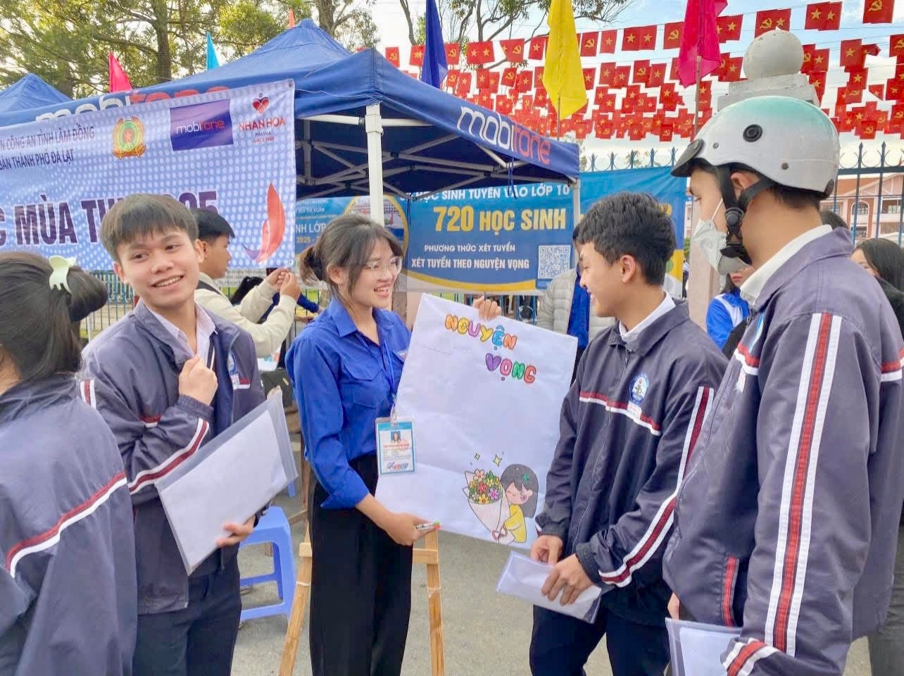 Nhiều món quà tinh thần 'độc lạ' được gửi đến các bạn thí sinh năm nay.