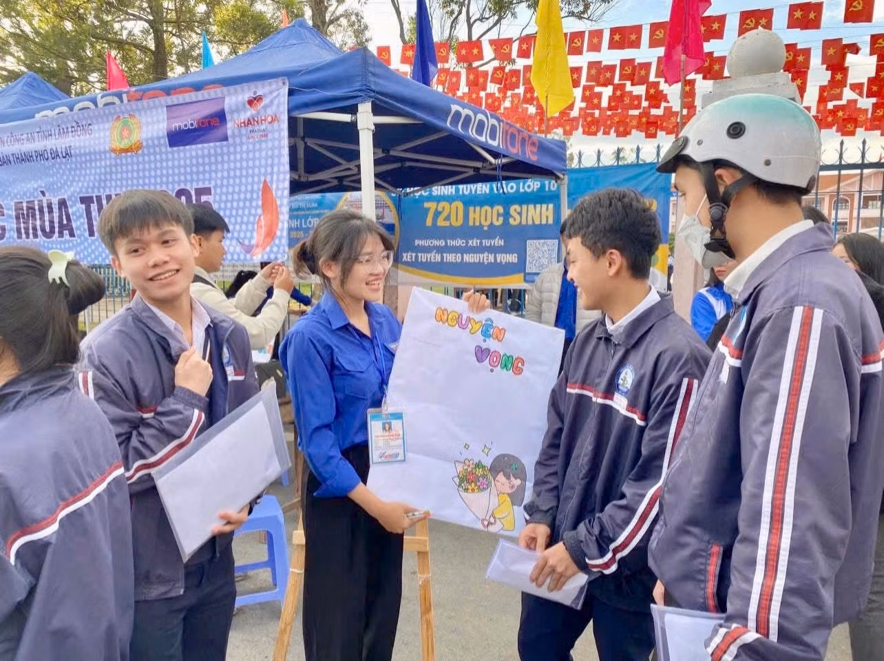 Nhiều món quà tinh thần 'độc lạ' được gửi đến các bạn thí sinh năm nay.