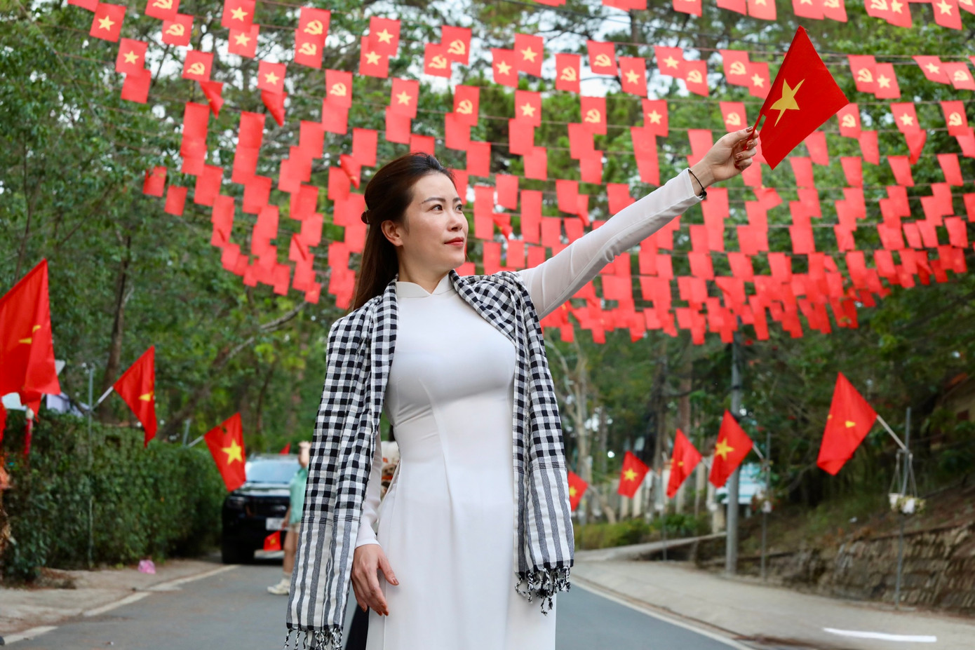 Chị Hồng Thắm, người sống lâu năm ở Đà Lạt cho biết: "Khi đứng giữa biển cờ đỏ sao vàng, mình cảm thấy thật bé nhỏ nhưng cũng đầy tự hào. Giống như đang góp một phần vào dòng chảy lịch sử dân tộc, tạo nên một kỷ niệm khó quên trong lòng mỗi người".