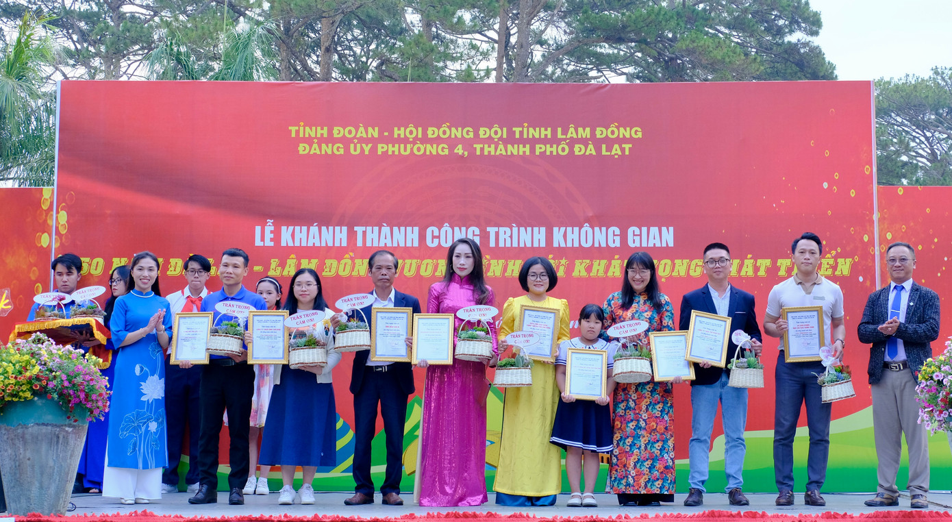 Chủ tịch Hội đồng Đội tỉnh Lâm Đồng trao tặng bằng chứng nhận cảm ơn các nhà tài trợ.