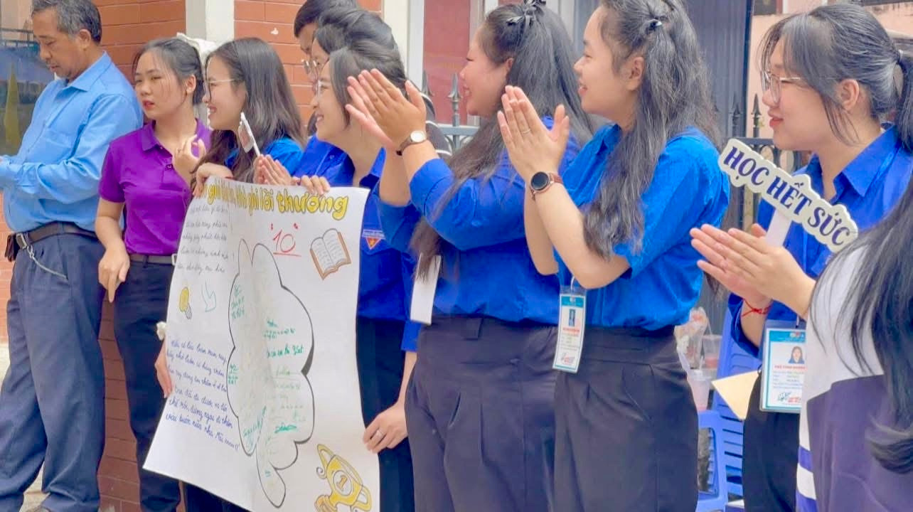 Nhiều món quà tinh thần 'độc lạ' được gửi đến các bạn thí sinh năm nay.