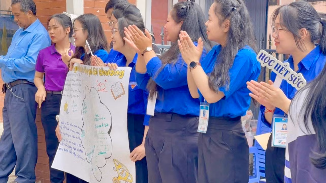 Nhiều món quà tinh thần 'độc lạ' được gửi đến các bạn thí sinh năm nay.