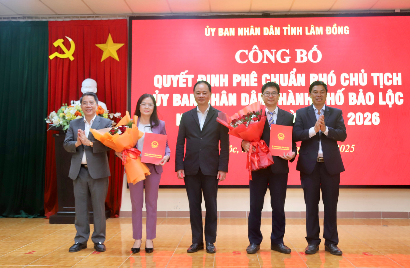 Chủ tịch UBND tỉnh Lâm Đồng trao quyết định cho hai tân phó chủ tịch UBND TP. Bảo Lộc.