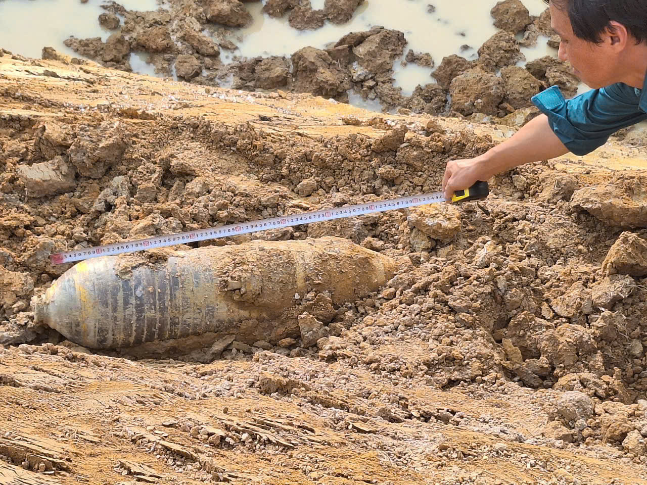 Vật thể nghi bom dài 0,8m. Vật thể nghi bom dài 0,8m.