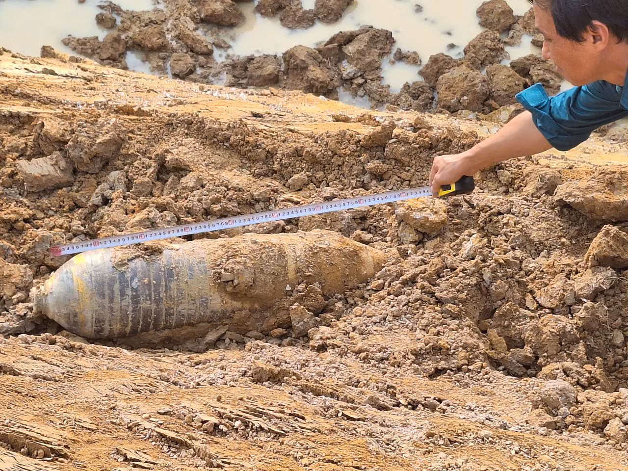 Vật thể nghi bom dài 0,8m. Vật thể nghi bom dài 0,8m.