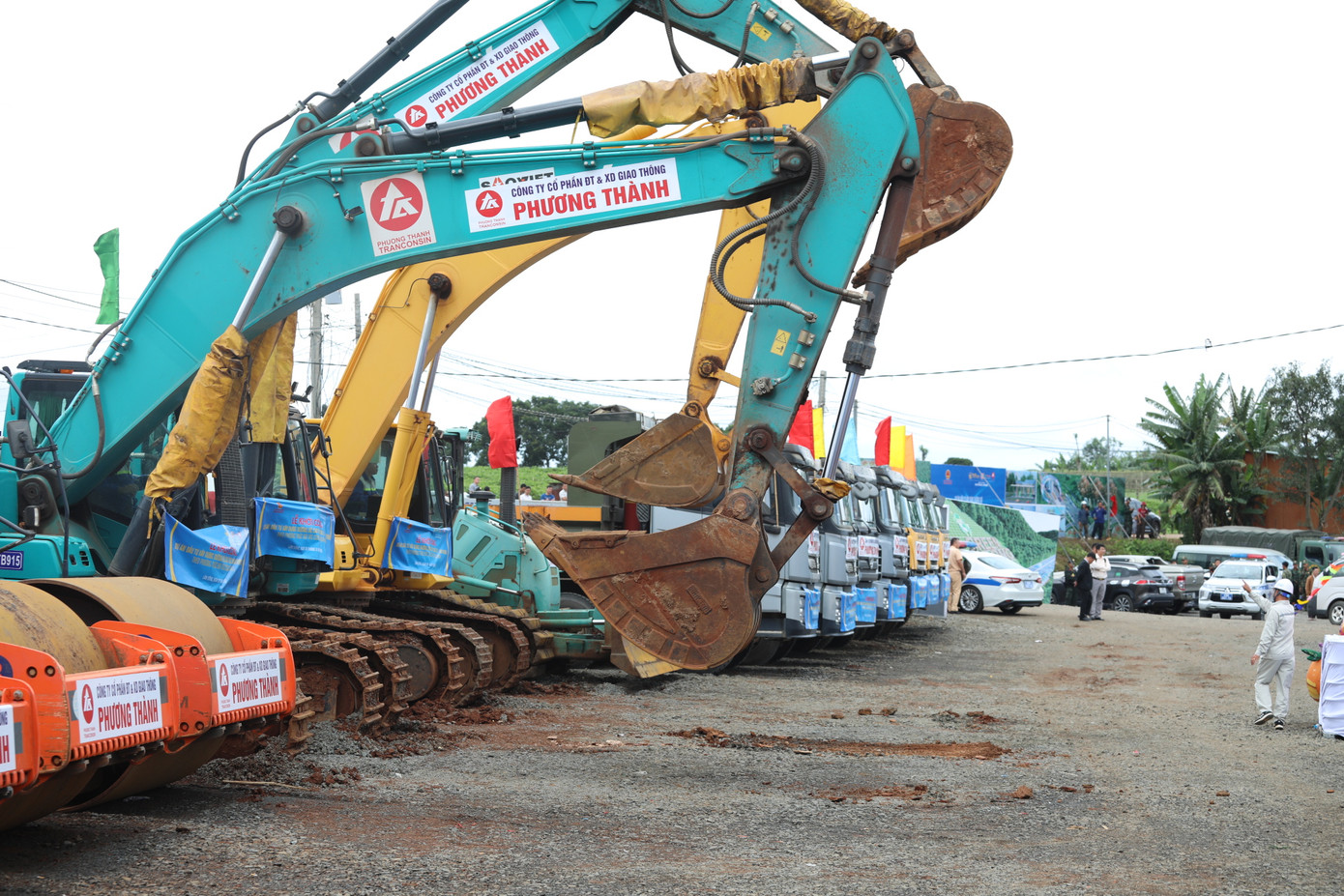 Các phương tiện như xe múc, xe tải,... thực hiện các nghi thức khởi công.