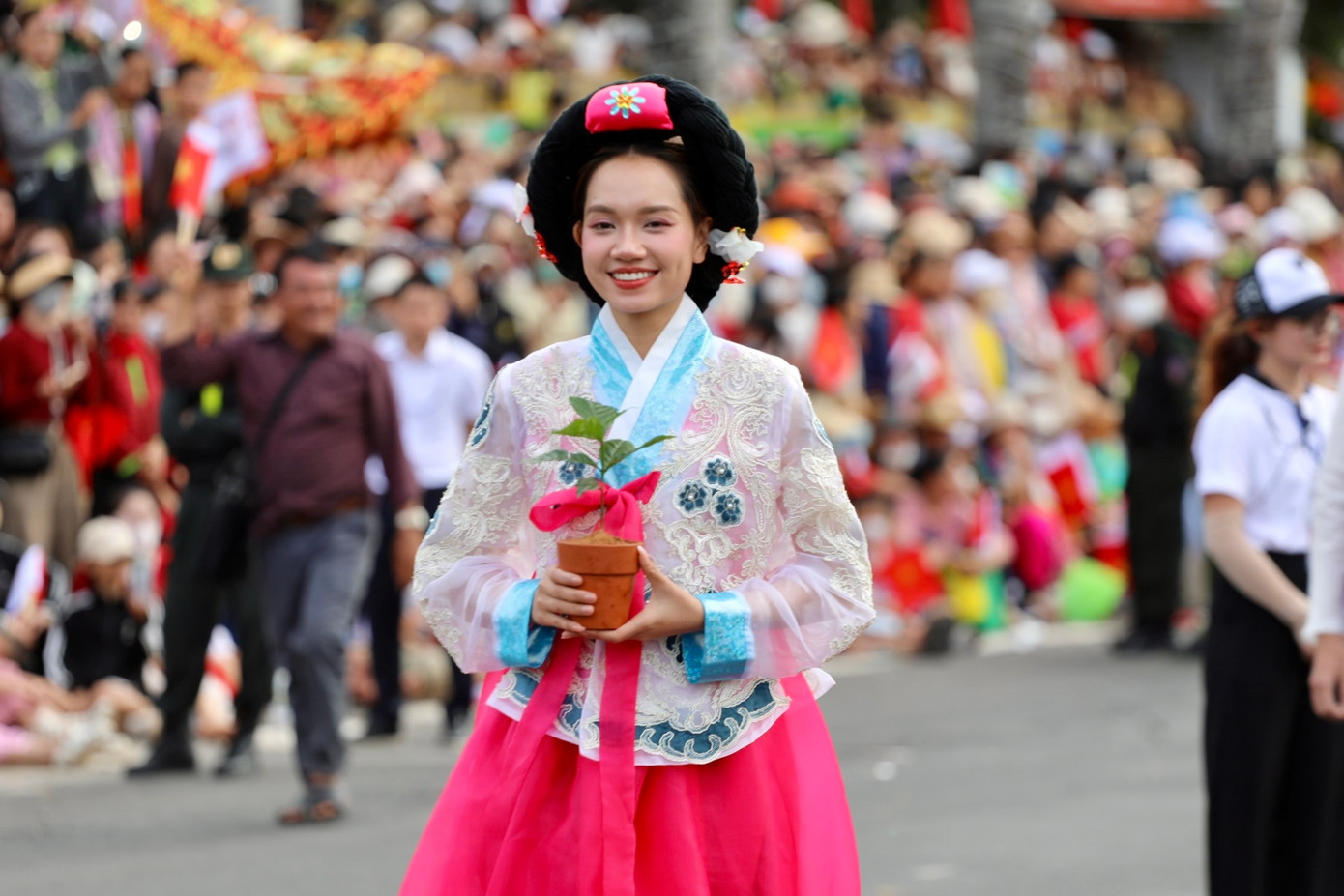 Đoàn nghệ sĩ hóa trang cầm trên tay những chậu cà phê.