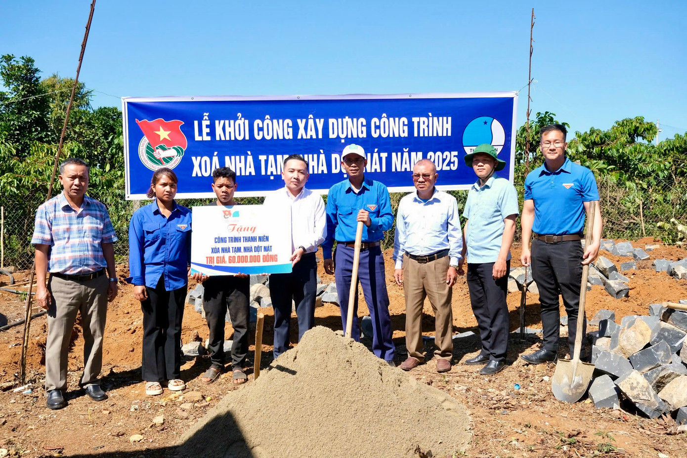 Tỉnh Đoàn Lâm Đồng cùng mạnh thường quân trao tặng, khởi công 2 công trình thanh niên hỗ trợ xóa nhà tạm, nhà dột nát. Tỉnh Đoàn Lâm Đồng cùng mạnh thường quân trao tặng, khởi công 2 công trình thanh niên hỗ trợ xóa nhà tạm, nhà dột nát.