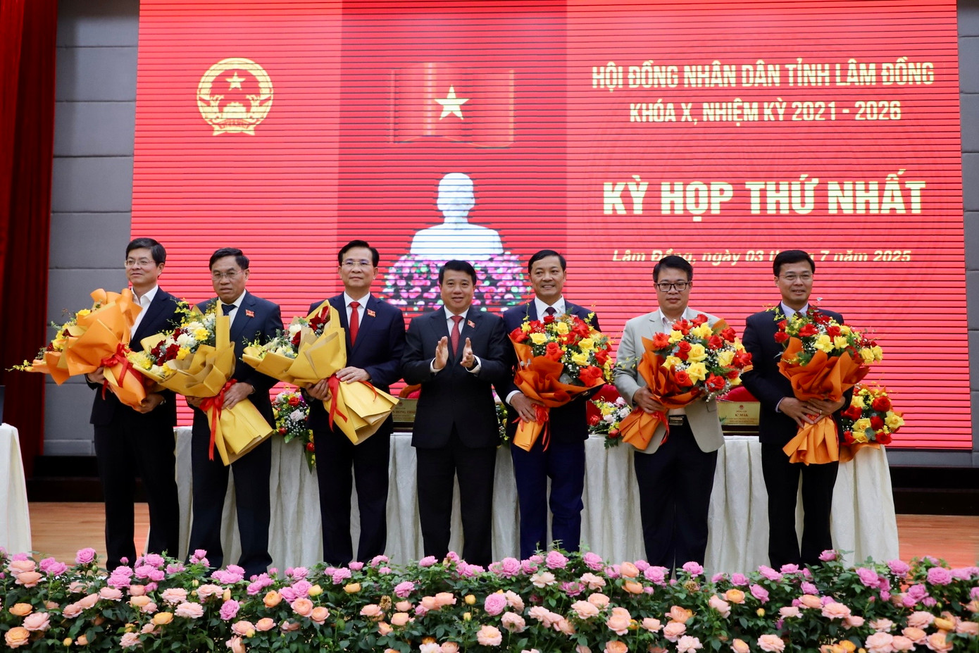 Bí thư Tỉnh uỷ Lâm Đồng tặng hoa chúc mừng các cán bộ lãnh đạo UBND tỉnh. Bí thư Tỉnh uỷ Lâm Đồng tặng hoa chúc mừng các cán bộ lãnh đạo UBND tỉnh.