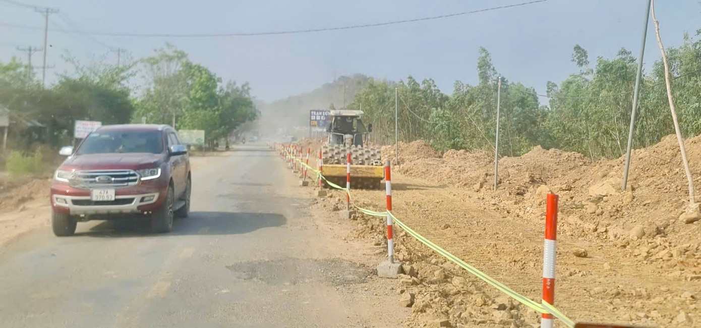 Tuy nhiên, đến thời điểm hiện tại, mặc dù nhiều đoạn đang được khẩn trương thi công, thảm nhựa lớp 1 nhưng dự án mới chỉ đạt 20% tiến độ thi công, chậm khoảng 6% so với kế hoạch đề ra.