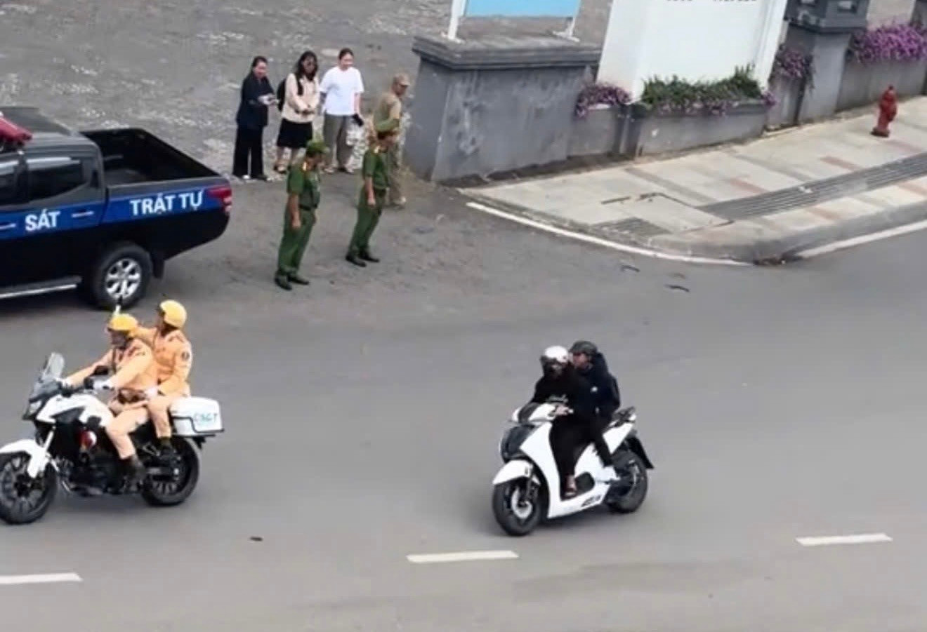 Hai người đi xe máy bất chấp hiệu lệnh của đội dẫn đường.