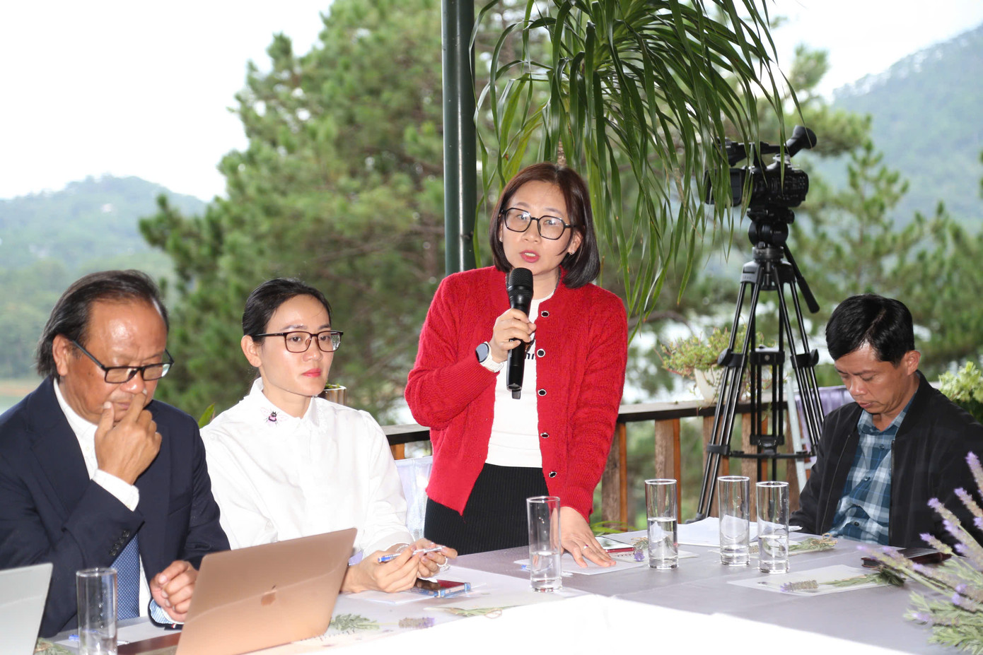 Các đại diện công ty lữ hành trên địa bàn tỉnh Lâm Đồng mới tham luận, hiến kế. Các đại diện công ty lữ hành trên địa bàn tỉnh Lâm Đồng mới tham luận, hiến kế.