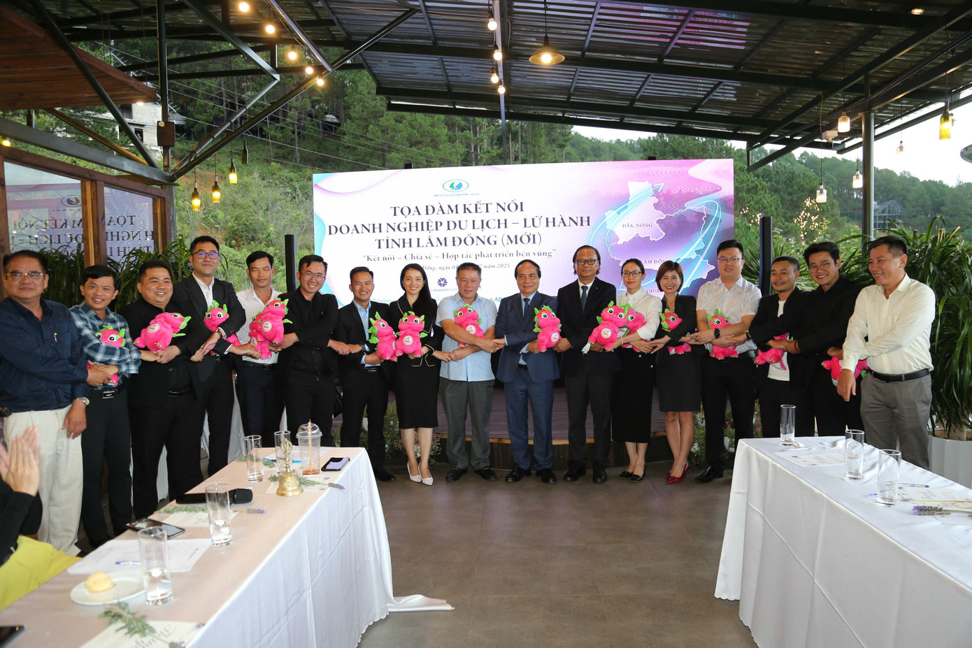 Tọa đàm được kỳ vọng là bước khởi đầu cho một chiến lược liên kết bền vững, khai phá tiềm năng du lịch liên vùng. Tọa đàm được kỳ vọng là bước khởi đầu cho một chiến lược liên kết bền vững, khai phá tiềm năng du lịch liên vùng.