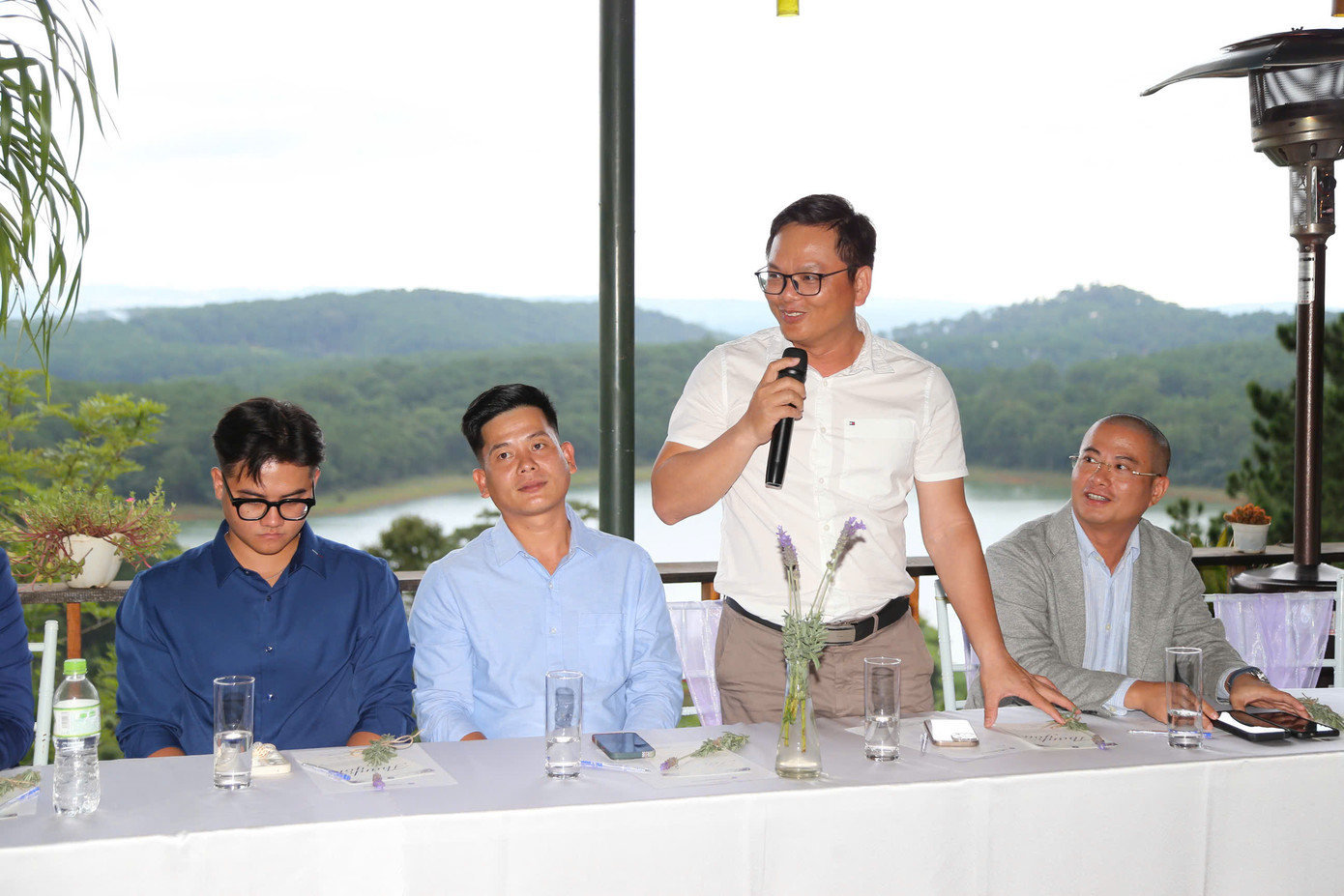 Các đại diện công ty lữ hành trên địa bàn tỉnh Lâm Đồng mới tham luận, hiến kế. Các đại diện công ty lữ hành trên địa bàn tỉnh Lâm Đồng mới tham luận, hiến kế.