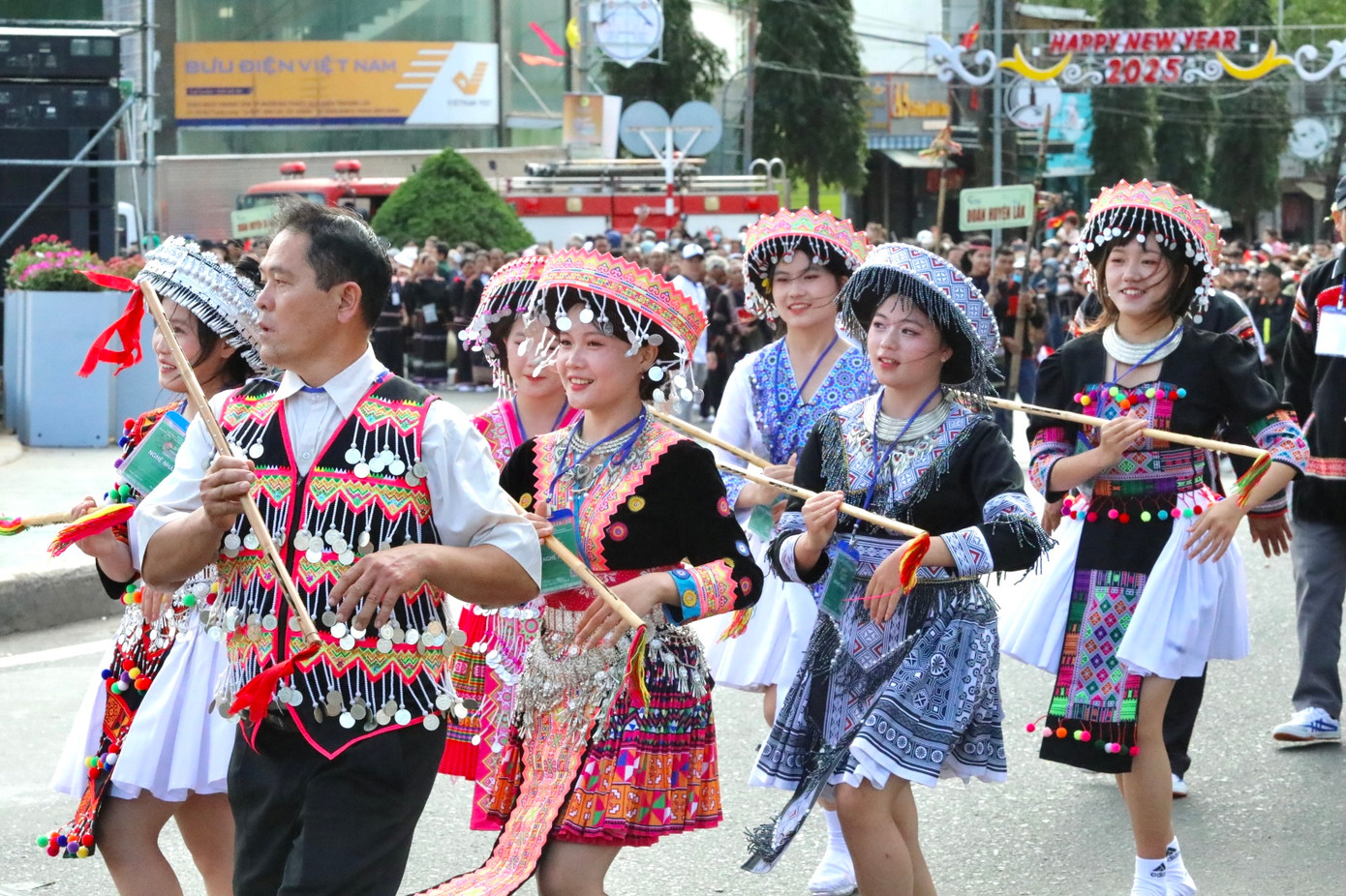 Lung linh sắc màu các bộ trang phục dân tộc.