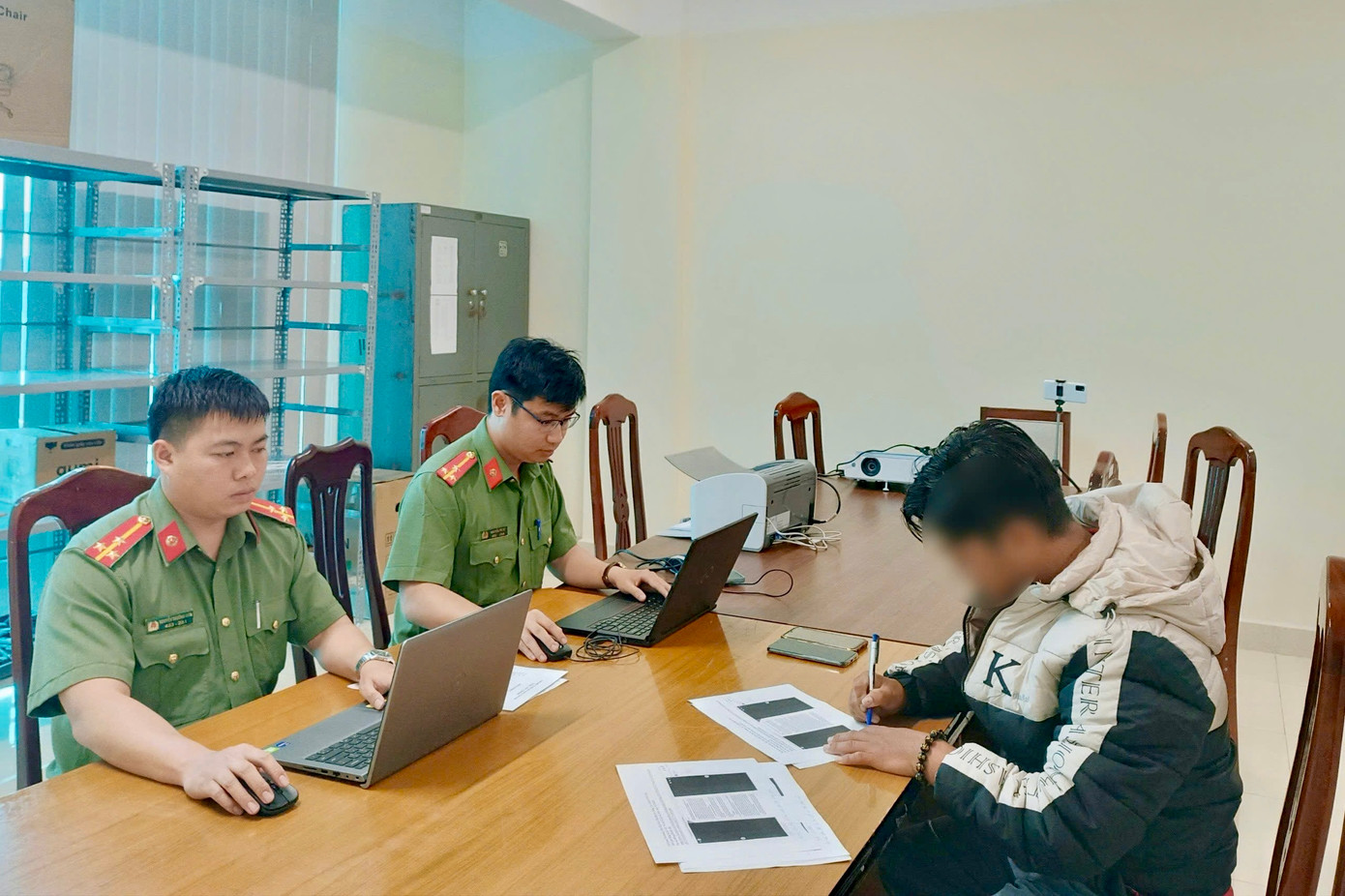 Nhiều người bị triệu tập vì đăng tải thông tin sai sự thật lên mạng xã hội. Nhiều người bị triệu tập vì đăng tải thông tin sai sự thật lên mạng xã hội.