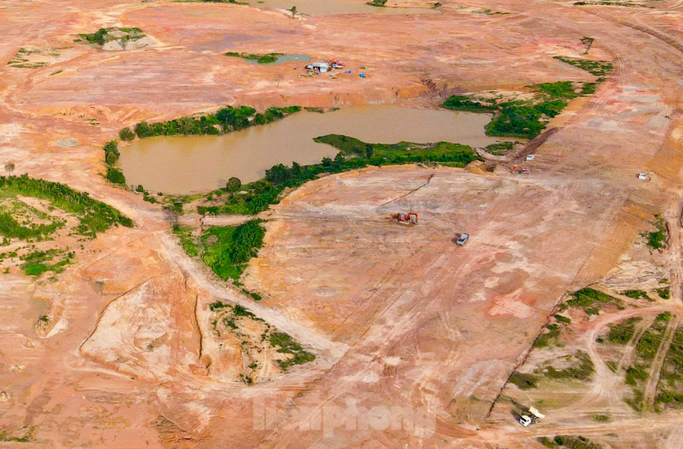 Đến năm 2017, chủ đầu tư được tổ chức thí điểm đua ngựa dự thưởng, cưỡi ngựa biểu diễn. Tuy nhiên, dự án chưa bổ sung mục tiêu đặt cược đua ngựa và chủ đầu tư chưa đủ điều kiện kinh doanh đặt cược. Năm 2018, ngành chức năng yêu cầu chủ đầu tư chấm dứt hoạt động này. Đến năm 2017, chủ đầu tư được tổ chức thí điểm đua ngựa dự thưởng, cưỡi ngựa biểu diễn. Tuy nhiên, dự án chưa bổ sung mục tiêu đặt cược đua ngựa và chủ đầu tư chưa đủ điều kiện kinh doanh đặt cược. Năm 2018, ngành chức năng yêu cầu chủ đầu tư chấm dứt hoạt động này.