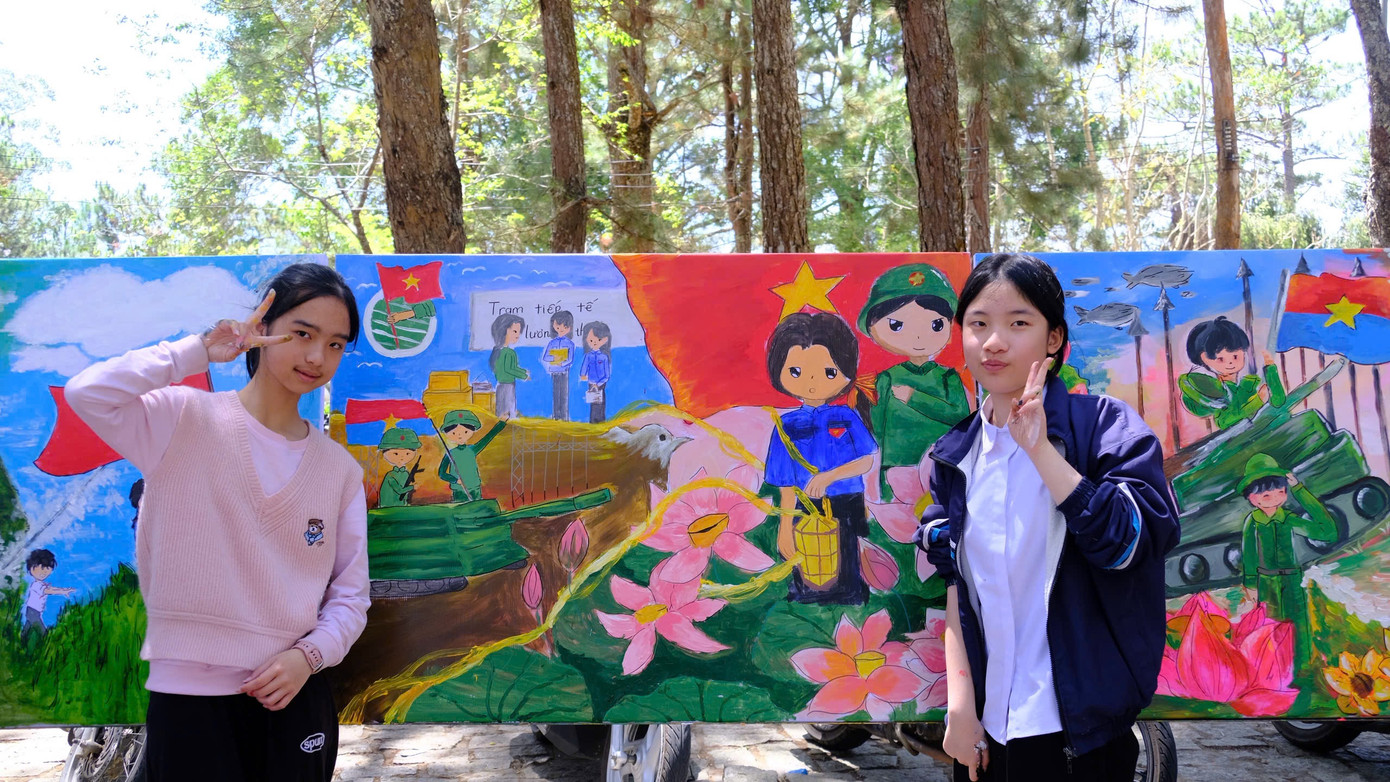 Đặc biệt, trong ngày hội xuất hiện nhiều tác phẩm vẽ về đoàn viên, thanh niên đầy màu sắc rực rỡ.