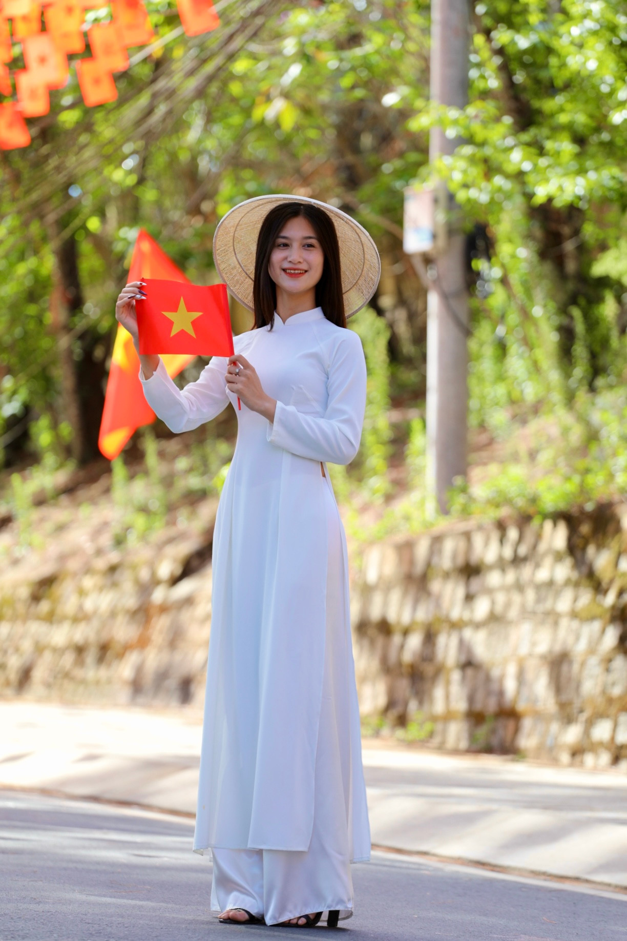 Những tà áo dài tung bay trong gió, hòa cùng sắc đỏ sao vàng trên con đường đẹp nhất Đà Lạt.