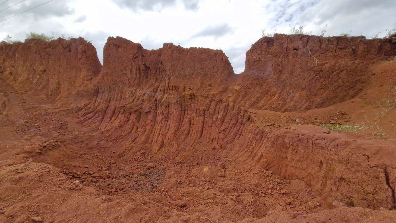 Bờ ta luy dương dài hàng chục mét bị 'xẻ thịt' tạo thành hàm ếch. Bờ ta luy dương dài hàng chục mét bị 'xẻ thịt' tạo thành hàm ếch.